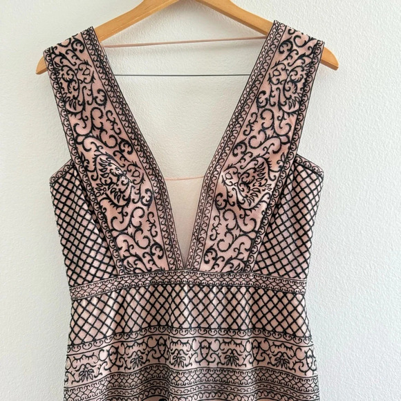 BCBGmAxazria Aurora Embroidered Tulle Mesh Maxi Dress Gown Size 4 - Picture 9 of 16